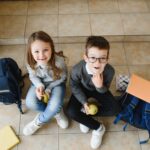 Écoliers en uniforme ensemble dans le couloir.