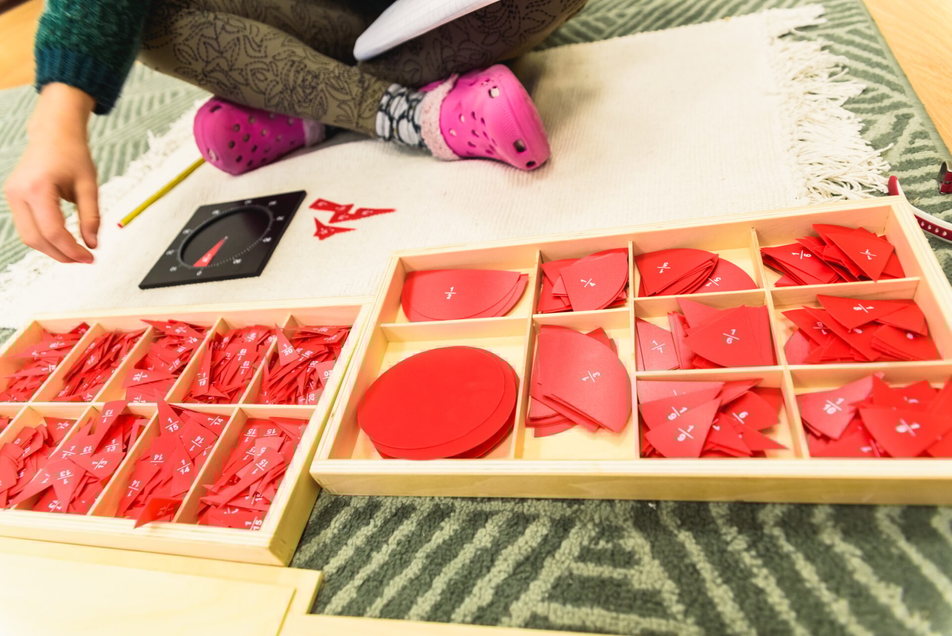 Matériel Montessori pour apprendre à effectuer des fractions mathématiques dans une école.