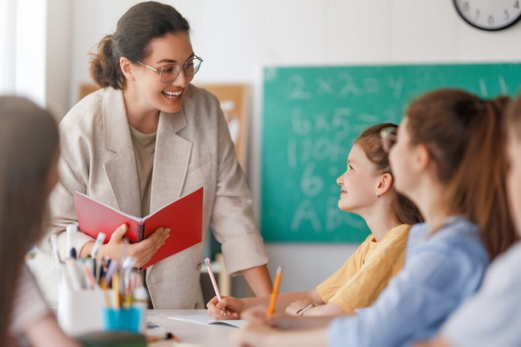 Enfants heureux et professeur à l'école. 
